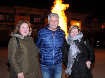 La noche del jueves 16 los vecinos de Cadreita se reunieron, tras la misa y salve en honor a San Antón, en la Plaza para disfrutar del encendido tradicional de las hogueras. Durante el acto, que estuvo amenizado por la Banda Municipal de Cadreita, se repartió entre los presentes nueces, tostadas y queso con membrillo.