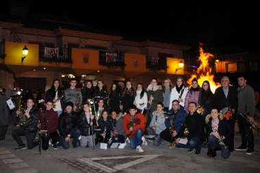 La noche del jueves 16 los vecinos de Cadreita se reunieron, tras la misa y salve en honor a San Antón, en la Plaza para disfrutar del encendido tradicional de las hogueras. Durante el acto, que estuvo amenizado por la Banda Municipal de Cadreita, se repartió entre los presentes nueces, tostadas y queso con membrillo.