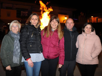 La noche del jueves 16 los vecinos de Cadreita se reunieron, tras la misa y salve en honor a San Antón, en la Plaza para disfrutar del encendido tradicional de las hogueras. Durante el acto, que estuvo amenizado por la Banda Municipal de Cadreita, se repartió entre los presentes nueces, tostadas y queso con membrillo.