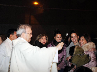 La noche del jueves 16 los vecinos de Cadreita se reunieron, tras la misa y salve en honor a San Antón, en la Plaza para disfrutar del encendido tradicional de las hogueras. Durante el acto, que estuvo amenizado por la Banda Municipal de Cadreita, se repartió entre los presentes nueces, tostadas y queso con membrillo.