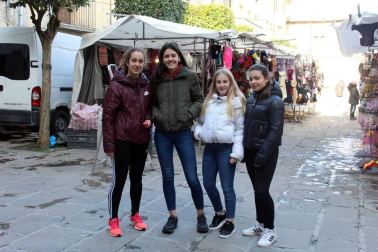 Los gigantes salieron a pasear la mañana del domingo 19 por las calles de Sangüesa para celebrar con mayores y pequeños las fiestas de San Sebastián. Una mañana festiva a la que acompañó el mercado y la hora del vermú.
