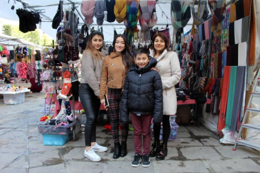 Los gigantes salieron a pasear la mañana del domingo 19 por las calles de Sangüesa para celebrar con mayores y pequeños las fiestas de San Sebastián. Una mañana festiva a la que acompañó el mercado y la hora del vermú.