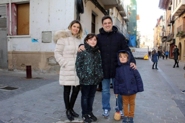 Los gigantes salieron a pasear la mañana del domingo 19 por las calles de Sangüesa para celebrar con mayores y pequeños las fiestas de San Sebastián. Una mañana festiva a la que acompañó el mercado y la hora del vermú.