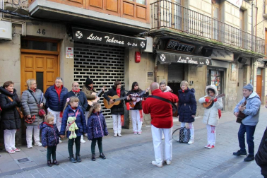 Los gigantes salieron a pasear la mañana del domingo 19 por las calles de Sangüesa para celebrar con mayores y pequeños las fiestas de San Sebastián. Una mañana festiva a la que acompañó el mercado y la hora del vermú.