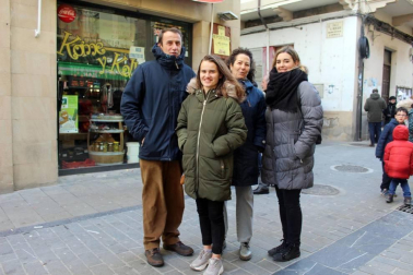 Los gigantes salieron a pasear la mañana del domingo 19 por las calles de Sangüesa para celebrar con mayores y pequeños las fiestas de San Sebastián. Una mañana festiva a la que acompañó el mercado y la hora del vermú.