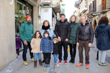 Los gigantes salieron a pasear la mañana del domingo 19 por las calles de Sangüesa para celebrar con mayores y pequeños las fiestas de San Sebastián. Una mañana festiva a la que acompañó el mercado y la hora del vermú.