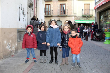 Los gigantes salieron a pasear la mañana del domingo 19 por las calles de Sangüesa para celebrar con mayores y pequeños las fiestas de San Sebastián. Una mañana festiva a la que acompañó el mercado y la hora del vermú.