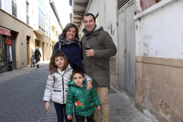 Los gigantes salieron a pasear la mañana del domingo 19 por las calles de Sangüesa para celebrar con mayores y pequeños las fiestas de San Sebastián. Una mañana festiva a la que acompañó el mercado y la hora del vermú.