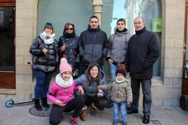 Los gigantes salieron a pasear la mañana del domingo 19 por las calles de Sangüesa para celebrar con mayores y pequeños las fiestas de San Sebastián. Una mañana festiva a la que acompañó el mercado y la hora del vermú.