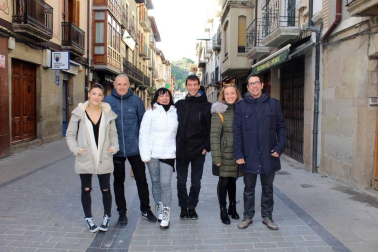 Los gigantes salieron a pasear la mañana del domingo 19 por las calles de Sangüesa para celebrar con mayores y pequeños las fiestas de San Sebastián. Una mañana festiva a la que acompañó el mercado y la hora del vermú.