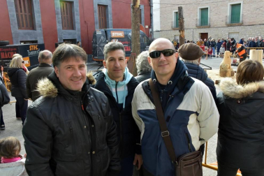 Los vecinos de Buñuel celebraron el fin de semana la festividad alrededor del Día de San Antón. El jueves 16 se celebró la víspera con cohete anunciador de las fiestas y lanzamiento de golosinas y juguetes para los niños. El viernes 17 fue el día del patrón con los actos más tradicionales como la procesión y la misa. Y, por último, las celebraciones se cerraron el sábado 18, día en el que la cámara de ¡Click! se acercó a disfrutar con los vecinos de una exhibición de deporte rural.