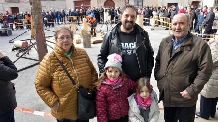 Los vecinos de Buñuel celebraron el fin de semana la festividad alrededor del Día de San Antón. El jueves 16 se celebró la víspera con cohete anunciador de las fiestas y lanzamiento de golosinas y juguetes para los niños. El viernes 17 fue el día del patrón con los actos más tradicionales como la procesión y la misa. Y, por último, las celebraciones se cerraron el sábado 18, día en el que la cámara de ¡Click! se acercó a disfrutar con los vecinos de una exhibición de deporte rural.