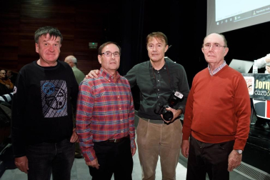 La Asociación de Cazadores de Navarra celebró el 17 de enero sus XX Jornadas de caza y naturaleza en el Civivox de Iturrama. Entre las diferentes conferencias, temas como la nueva Ley de Protección de los Animales de Compañía o La caza y vida silvestre ante la estrategia de salud global. A las charlas se sumaron mesas redondas, entregas de premios o sorteos entre los más de doscientos asistentes a este encuentro.