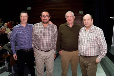 La Asociación de Cazadores de Navarra celebró el 17 de enero sus XX Jornadas de caza y naturaleza en el Civivox de Iturrama. Entre las diferentes conferencias, temas como la nueva Ley de Protección de los Animales de Compañía o La caza y vida silvestre ante la estrategia de salud global. A las charlas se sumaron mesas redondas, entregas de premios o sorteos entre los más de doscientos asistentes a este encuentro.