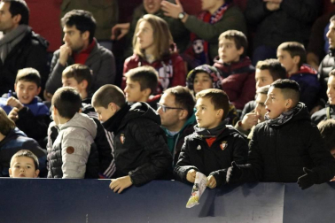 Galería de fotos de la afición en El Sadar durante el Osasuna-Levante.