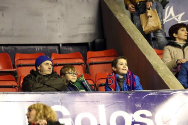Galería de fotos de la afición en El Sadar durante el Osasuna-Levante.