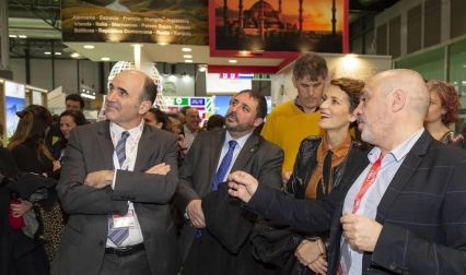 La presidenta del Gobierno de Navarra, María Chivite, ha presidido este viernes el acto institucional del Día de Navarra en el pabellón de la Comunidad Foral en la Feria Internacional de Turismo (FITUR).