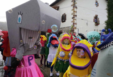 El mal tiempo y las bajas temperaturas no impidieron que decenas de vecinos de Sunbilla salieran a la calle para celebrar sus carnavales.
