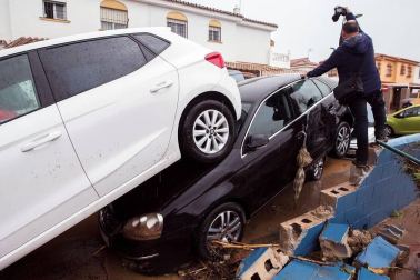 Calles anegadas y desalojos en Málaga