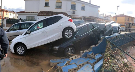 Calles anegadas y desalojos en Málaga