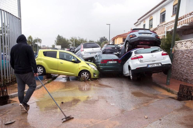 Calles anegadas y desalojos en Málaga