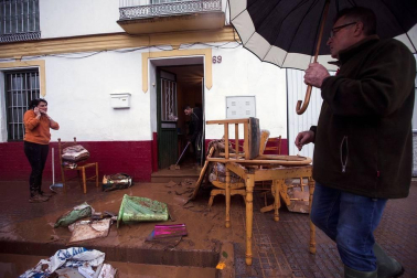 Calles anegadas y desalojos en Málaga