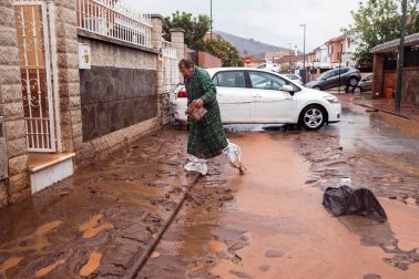 Calles anegadas y desalojos en Málaga