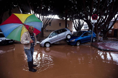 Calles anegadas y desalojos en Málaga