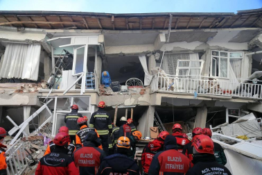 Con al menso 20 uertos y más de 1000 heridos, un terremoto de 6,5 grados afectó al este del país, con epicentro en la localidad de Sivrice, provincia de Elazig.