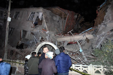 Con al menso 20 uertos y más de 1000 heridos, un terremoto de 6,5 grados afectó al este del país, con epicentro en la localidad de Sivrice, provincia de Elazig.