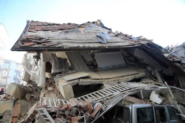 Con al menso 20 uertos y más de 1000 heridos, un terremoto de 6,5 grados afectó al este del país, con epicentro en la localidad de Sivrice, provincia de Elazig.