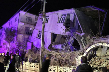 Con al menso 20 uertos y más de 1000 heridos, un terremoto de 6,5 grados afectó al este del país, con epicentro en la localidad de Sivrice, provincia de Elazig.