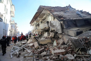 Con al menso 20 uertos y más de 1000 heridos, un terremoto de 6,5 grados afectó al este del país, con epicentro en la localidad de Sivrice, provincia de Elazig.