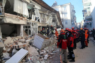 Con al menso 20 uertos y más de 1000 heridos, un terremoto de 6,5 grados afectó al este del país, con epicentro en la localidad de Sivrice, provincia de Elazig.
