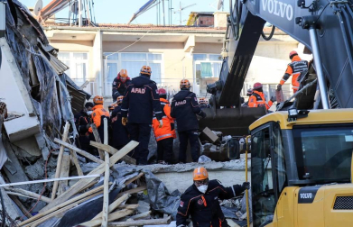 Con al menso 20 uertos y más de 1000 heridos, un terremoto de 6,5 grados afectó al este del país, con epicentro en la localidad de Sivrice, provincia de Elazig.