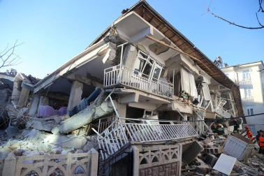 Con al menso 20 uertos y más de 1000 heridos, un terremoto de 6,5 grados afectó al este del país, con epicentro en la localidad de Sivrice, provincia de Elazig.