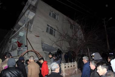 Con al menso 20 uertos y más de 1000 heridos, un terremoto de 6,5 grados afectó al este del país, con epicentro en la localidad de Sivrice, provincia de Elazig.