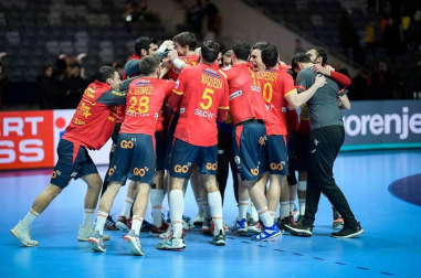 La selección española de balonmano hizo historia al revalidar el Campeonato de Europa tras imponerse este domingo por 22-20 a Croacia en la final del Europeo, lo que permitió a los 'Hispanos' convertirse en un equipo de leyenda.