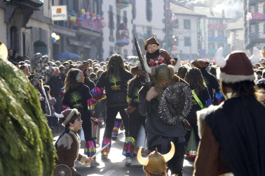 El buen tiempo acompañó a la creatividad, el colorido y el buen humor que caracteriza el desfile del carnaval de Leitza.