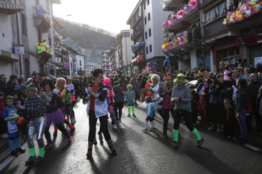 El buen tiempo acompañó a la creatividad, el colorido y el buen humor que caracteriza el desfile del carnaval de Leitza.