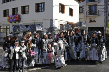 El buen tiempo acompañó a la creatividad, el colorido y el buen humor que caracteriza el desfile del carnaval de Leitza.