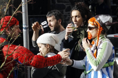 El buen tiempo acompañó a la creatividad, el colorido y el buen humor que caracteriza el desfile del carnaval de Leitza.