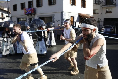 El buen tiempo acompañó a la creatividad, el colorido y el buen humor que caracteriza el desfile del carnaval de Leitza.