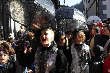 El buen tiempo acompañó a la creatividad, el colorido y el buen humor que caracteriza el desfile del carnaval de Leitza.