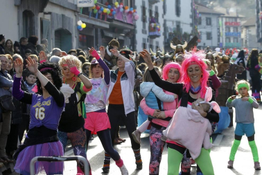 El buen tiempo acompañó a la creatividad, el colorido y el buen humor que caracteriza el desfile del carnaval de Leitza.