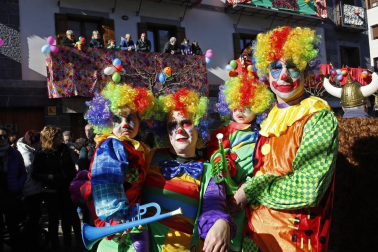 El buen tiempo acompañó a la creatividad, el colorido y el buen humor que caracteriza el desfile del carnaval de Leitza.