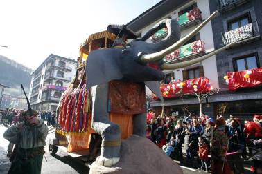 El buen tiempo acompañó a la creatividad, el colorido y el buen humor que caracteriza el desfile del carnaval de Leitza.