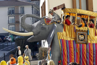 El buen tiempo acompañó a la creatividad, el colorido y el buen humor que caracteriza el desfile del carnaval de Leitza.
