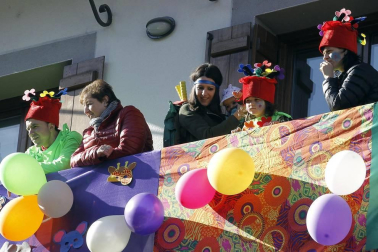 El buen tiempo acompañó a la creatividad, el colorido y el buen humor que caracteriza el desfile del carnaval de Leitza.