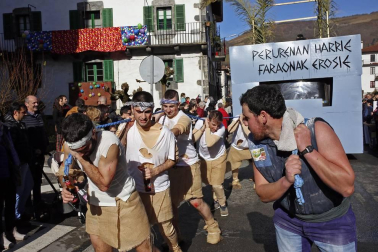 El buen tiempo acompañó a la creatividad, el colorido y el buen humor que caracteriza el desfile del carnaval de Leitza.